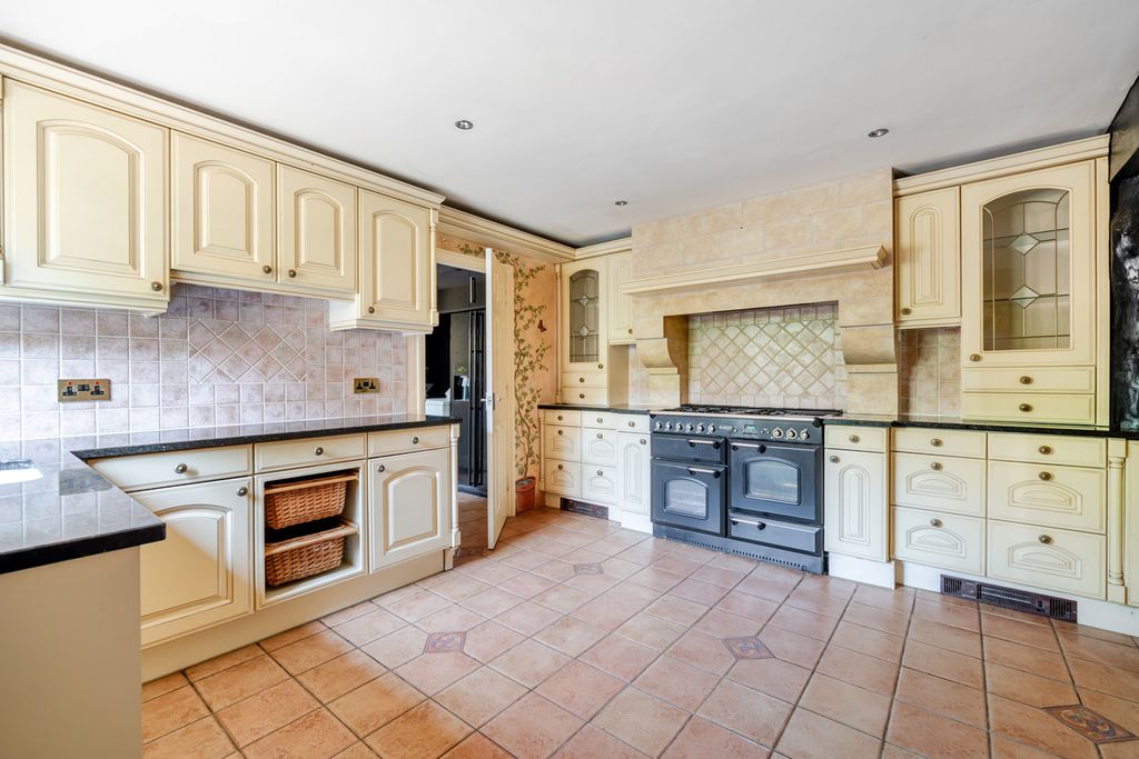 Property photo 2 of 17 Kitchen