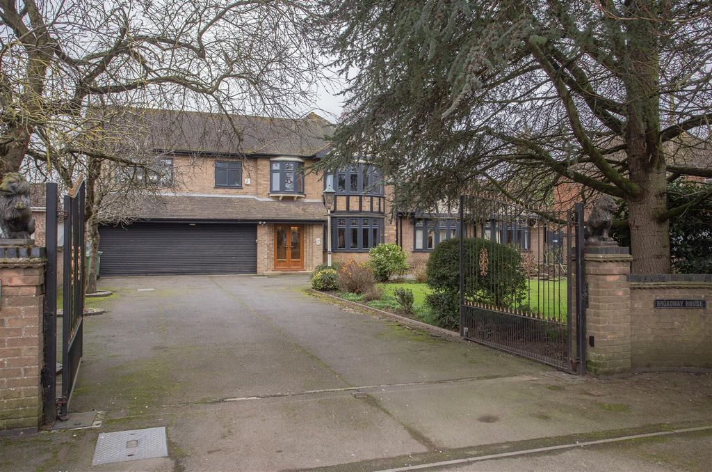 Property photo 1 of 40