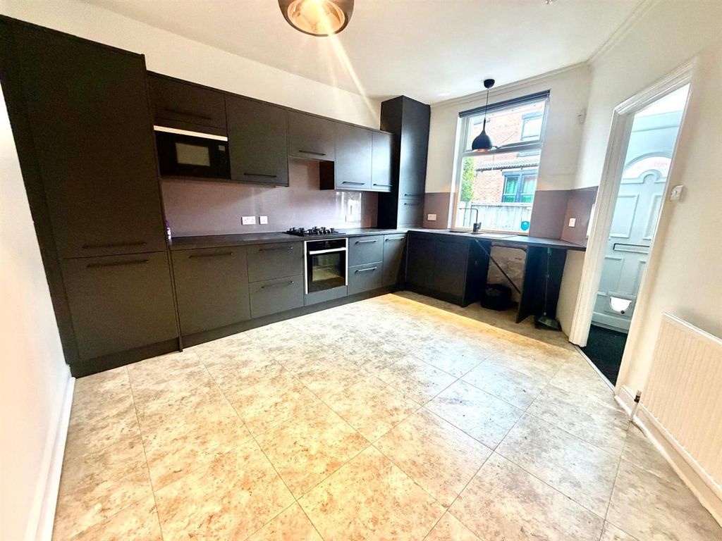 Property photo 2 of 17 Modern Fitted Dining Kitchen: