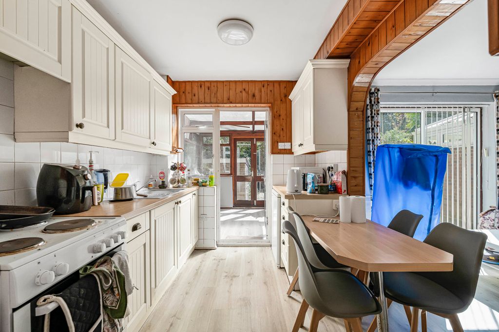 Property photo 3 of 21 Kitchen/Reception