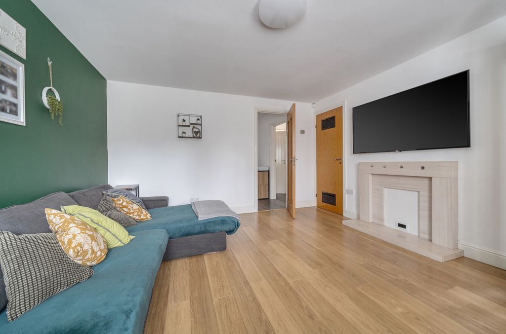 Property photo 3 of 22 Lounge