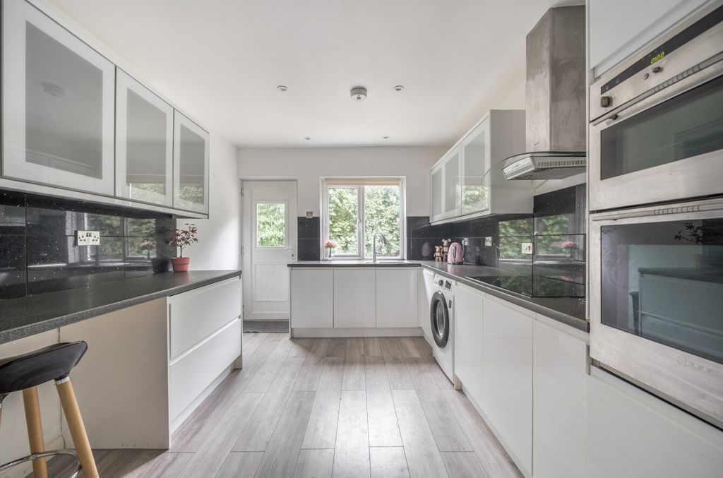 Property photo 3 of 21 1336589-18-6895d8...