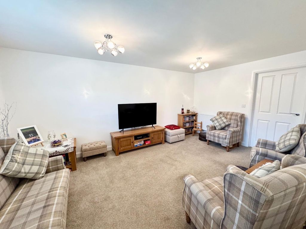 Property photo 3 of 18 Lounge