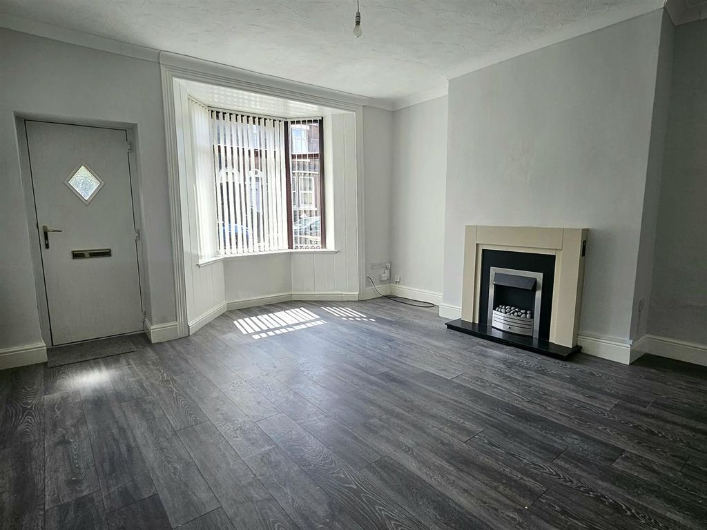 Property photo 2 of 12 Lounge