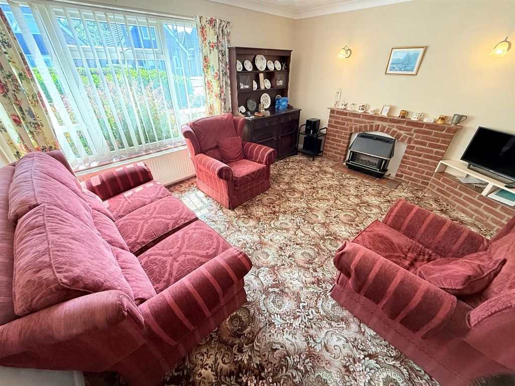 Property photo 2 of 18 Lounge