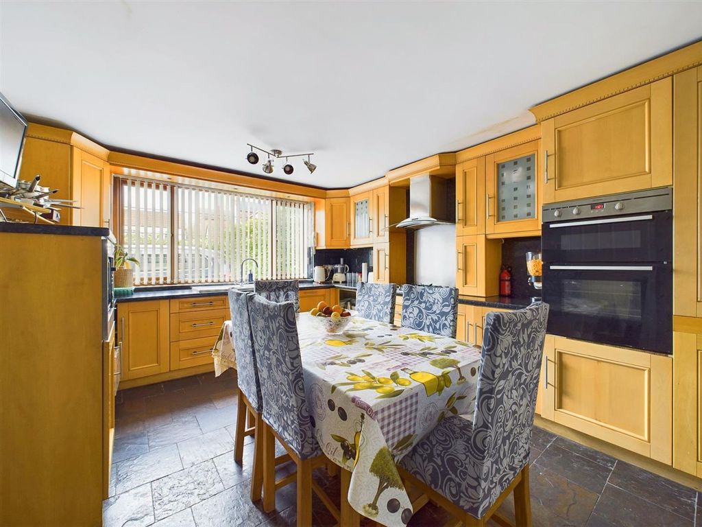 Property photo 3 of 34 Breakfast Kitchen