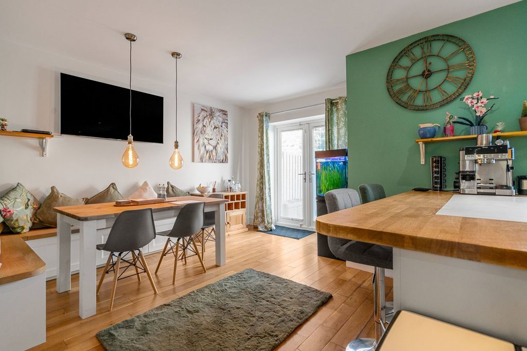 Property photo 2 of 25