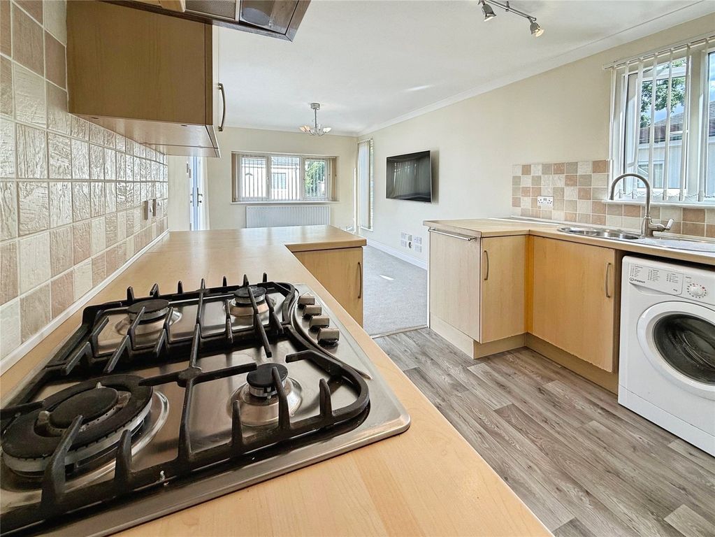 Property photo 3 of 11 Kitchen