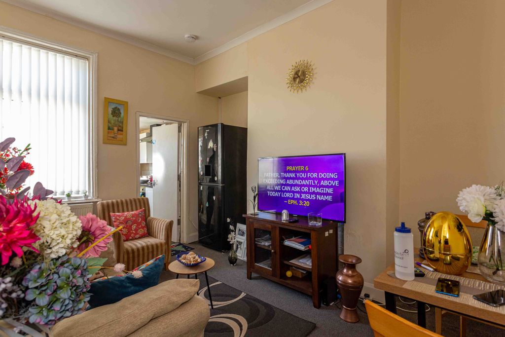 Property photo 3 of 15 Lounge