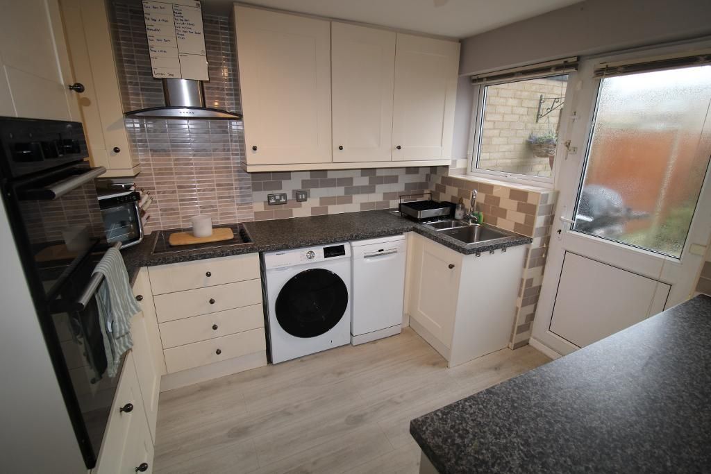 Property photo 3 of 10 Kitchen