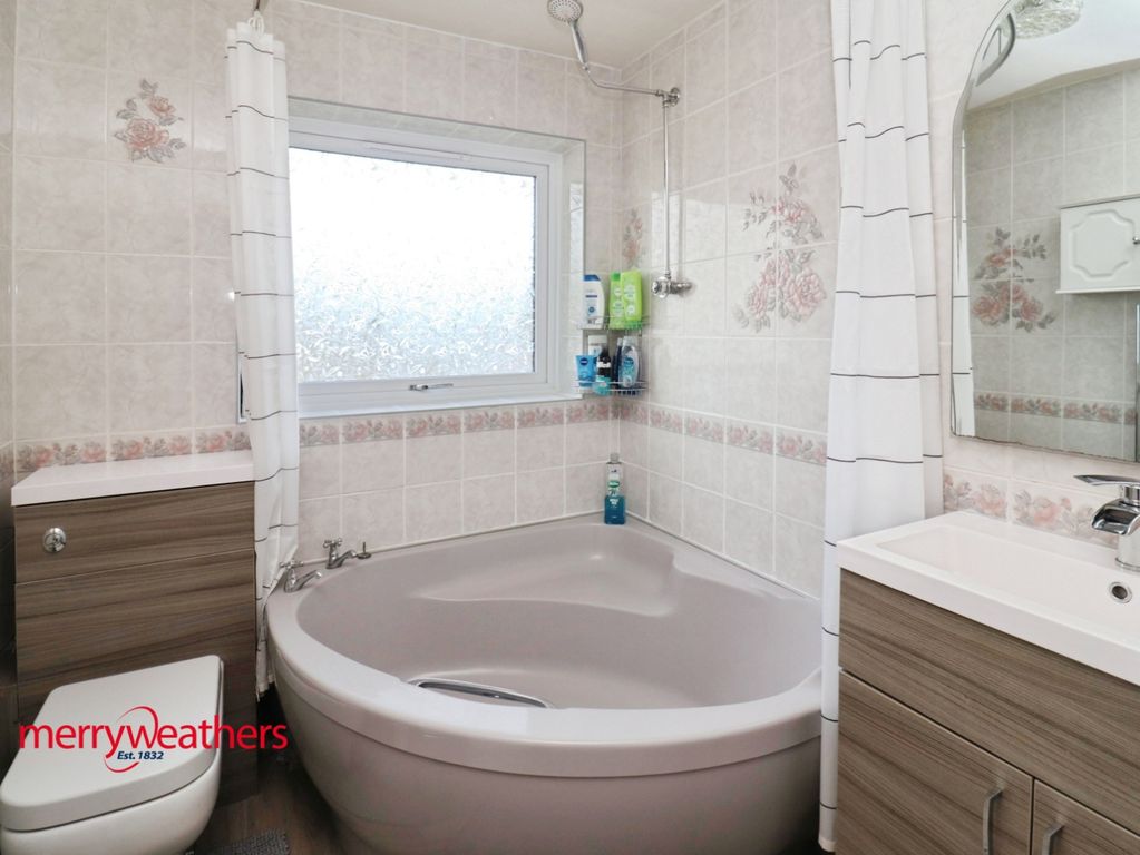 Property photo 3 of 19 Bathroom