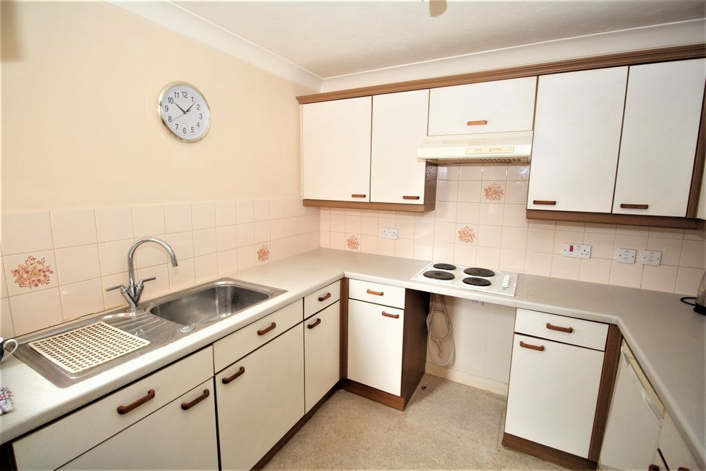 Property photo 2 of 8 Kitchen