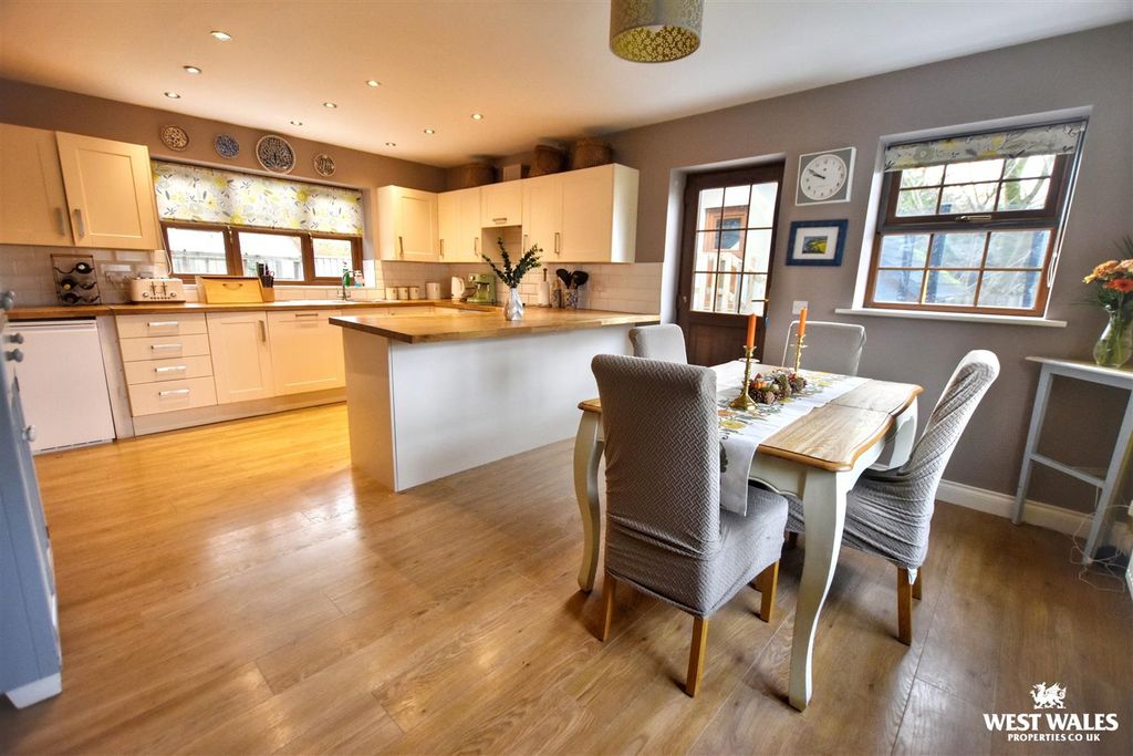 Property photo 3 of 26 8 - 2025-12-01T122912.623.Jpg