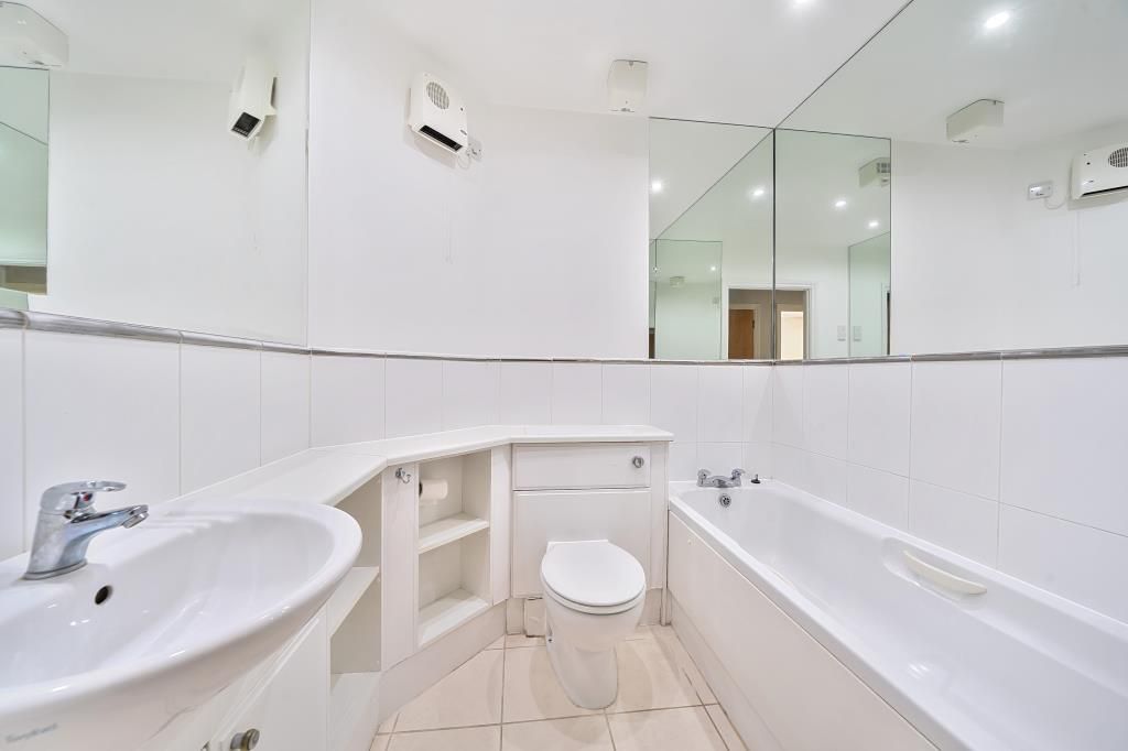 Property photo 3 of 20 Bathroom