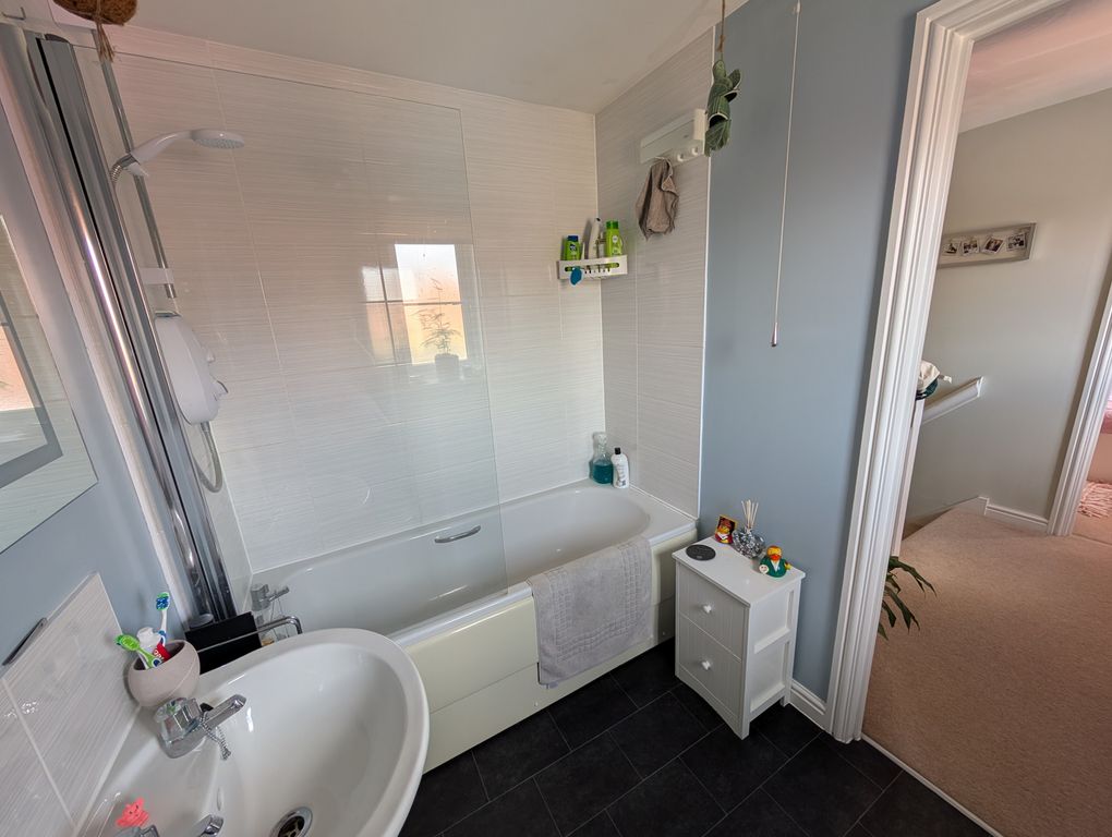 Property photo 3 of 17 Bathroom