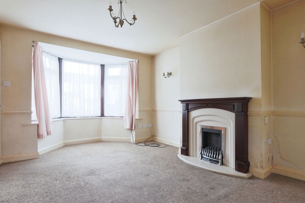 Property photo 2 of 11 3698445
