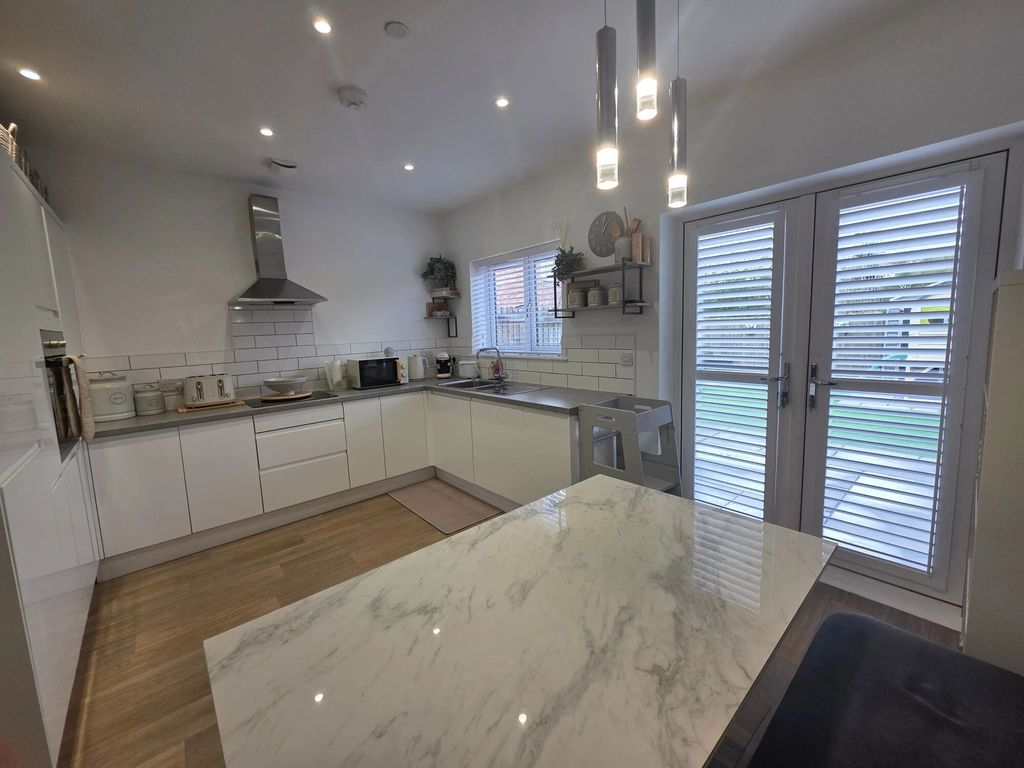 Property photo 3 of 11 Kitchen