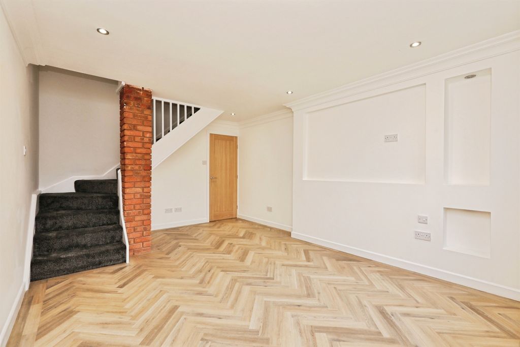 Property photo 3 of 14 Lounge