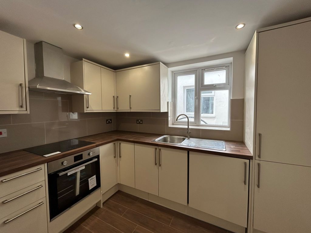Property photo 1 of 8 3 Bed Flat To Rent King Street, Ub2