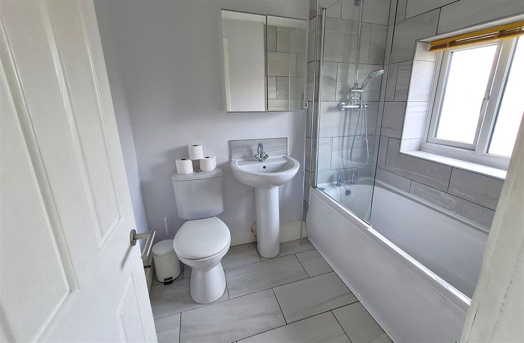 Property photo 1 of 17 Bathroom.Jpg