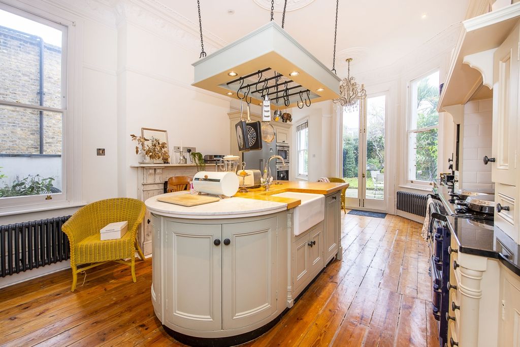 Property photo 1 of 17 Richmond Hill