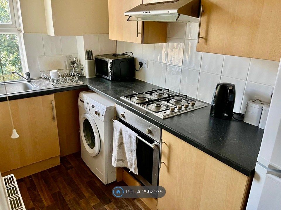 Property photo 3 of 7 Fully Fitted Kitchen