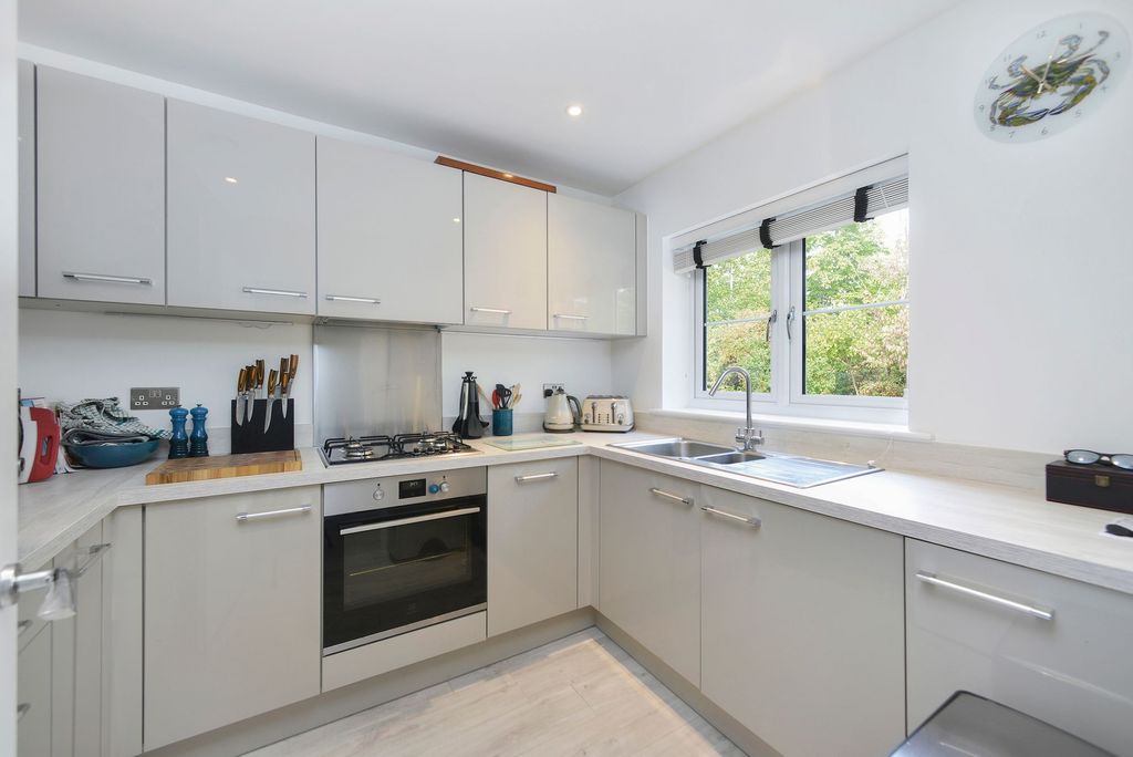 Property photo 2 of 10 Kitchen