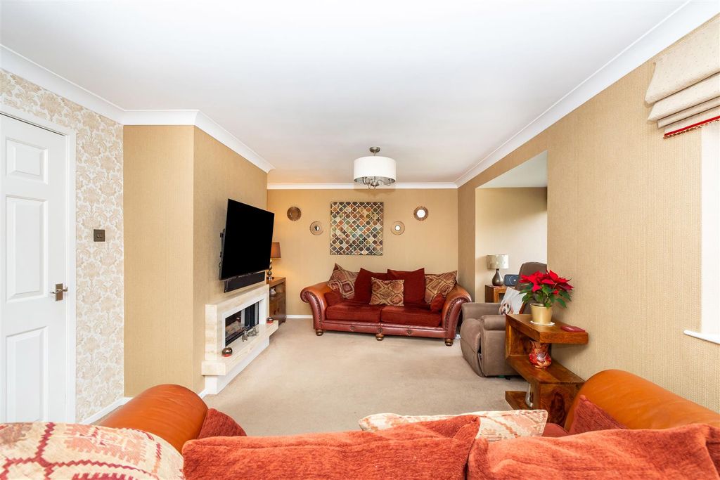 Property photo 3 of 27 Lounge