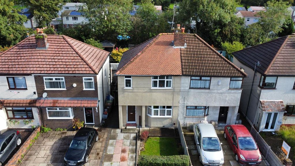 Property photo 1 of 19 Queensway For Sale