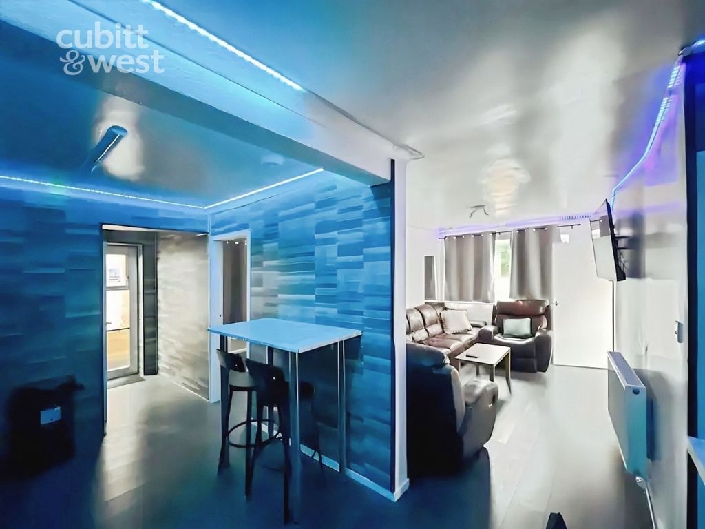 Property photo 3 of 17 Kitchen/Lounge