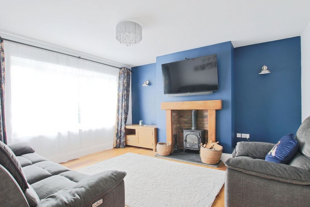 Property photo 2 of 17 4564214