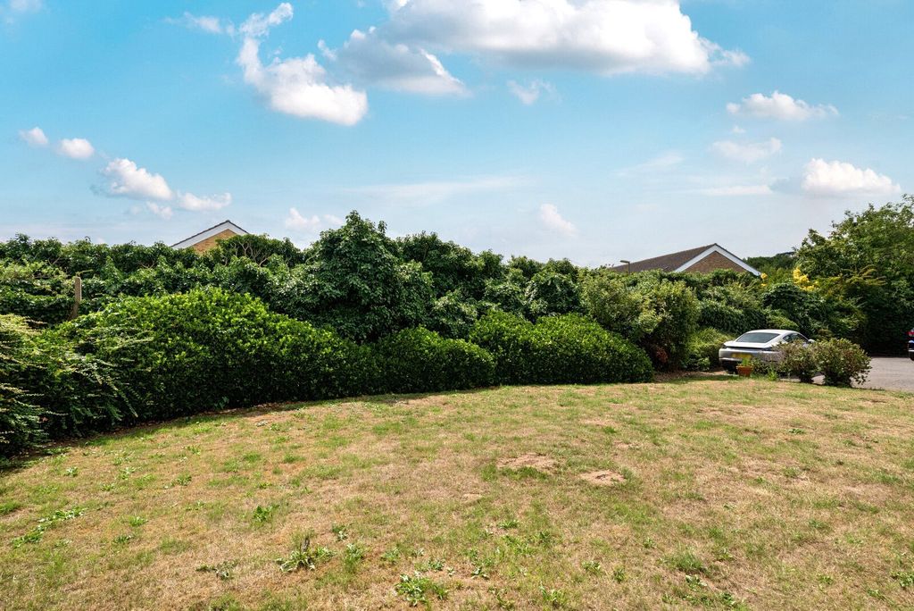 Property photo 3 of 12 Communal Gardens