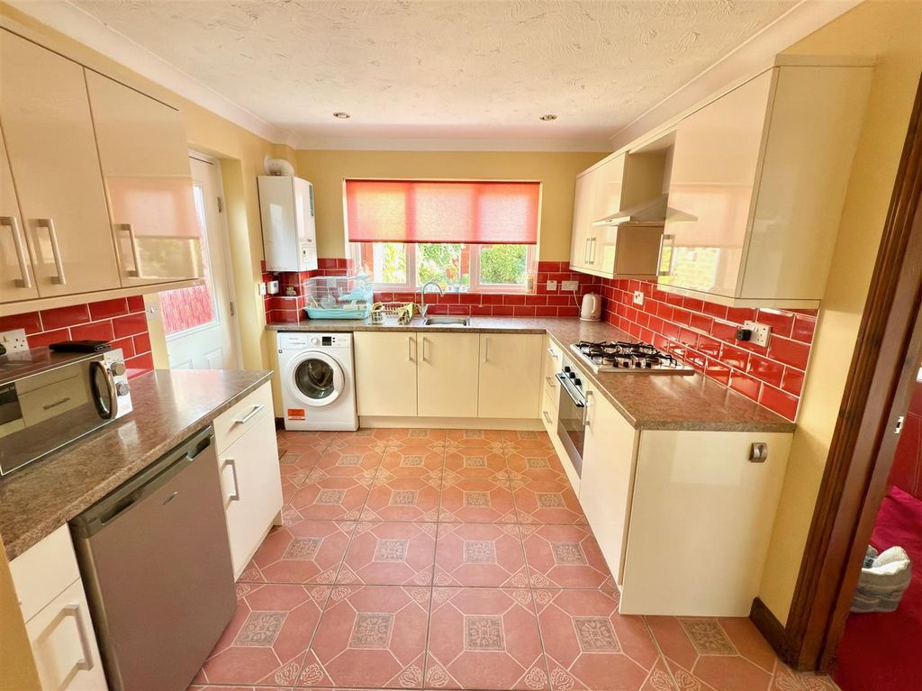 Property photo 3 of 18 Kitchen.Jpg