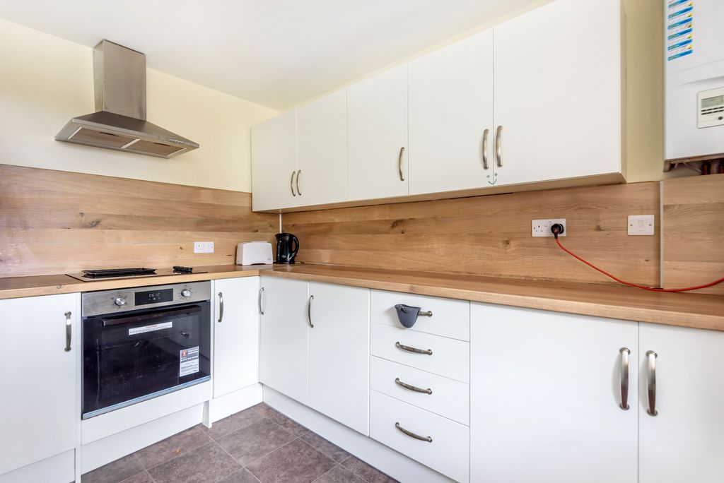 4 bed flat for sale Oliver's Battery