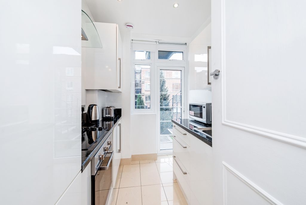 Property photo 3 of 7 Kitchen