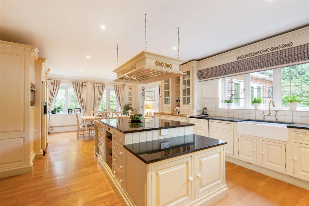 Property photo 3 of 40 Kitchen/Breakfast Room