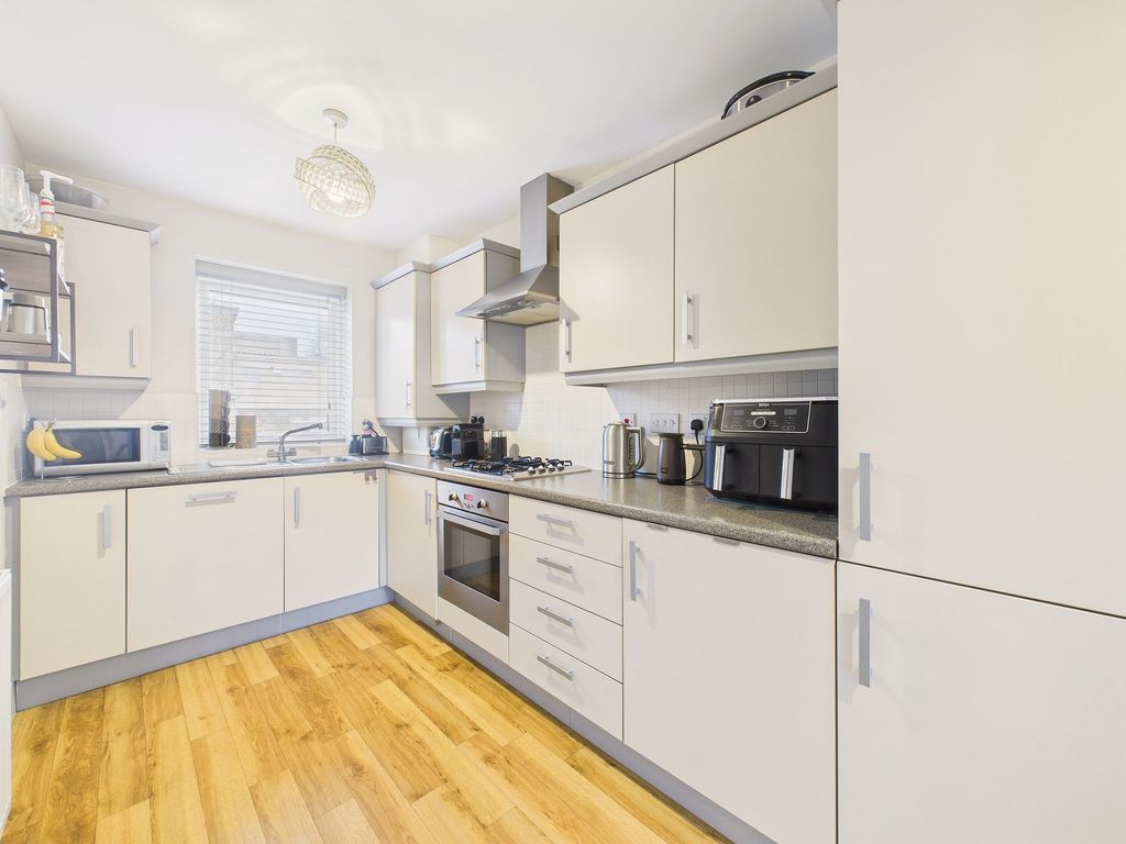 Property photo 3 of 11 Kitchen