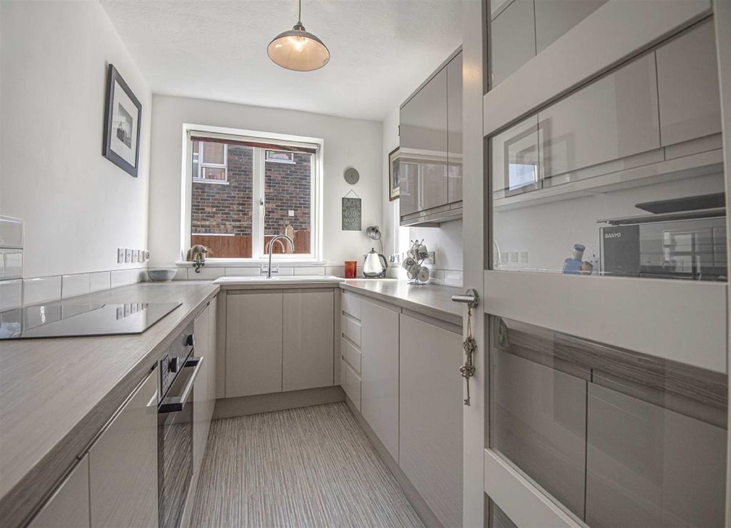 Property photo 3 of 8 Kitchen