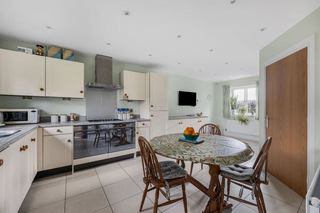 Property photo 3 of 28 Kitchen