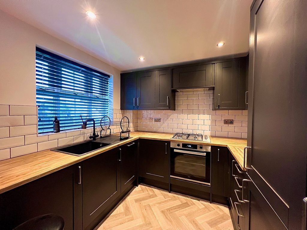 Property photo 2 of 11 Kitchen