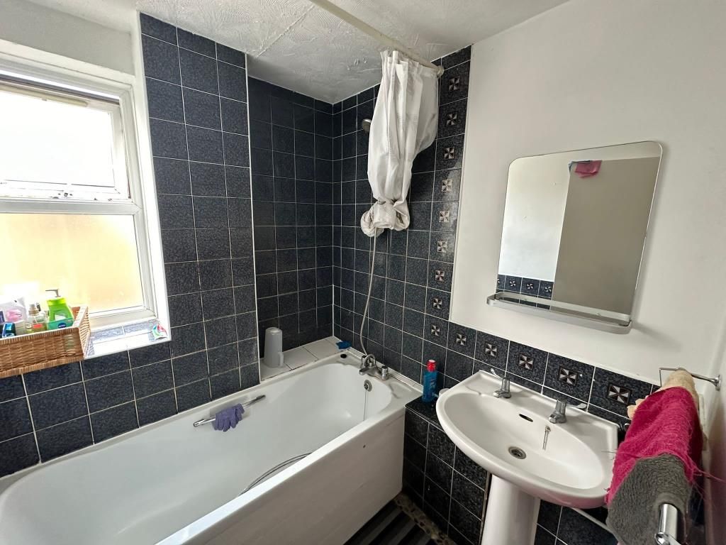 Property photo 2 of 6 Bathroom