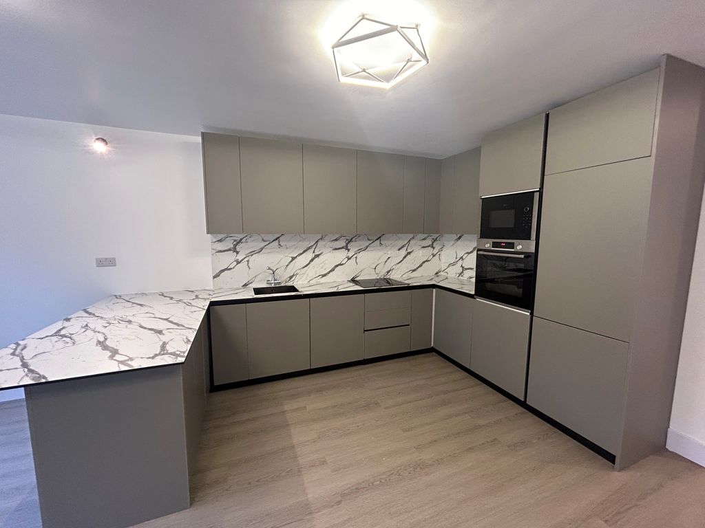 Property photo 3 of 12 Kitchen