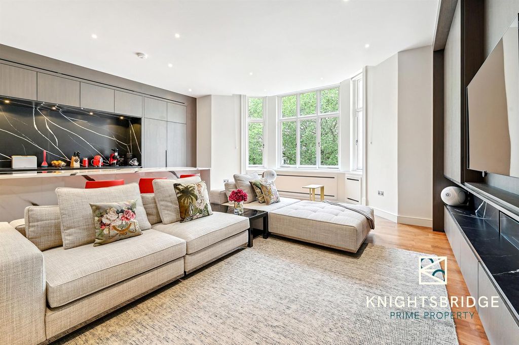 Property photo 3 of 18 Flat G, 8 Ennismore Gardens (13).Jpg