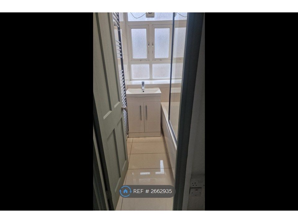 Property photo 2 of 10 Bathroom