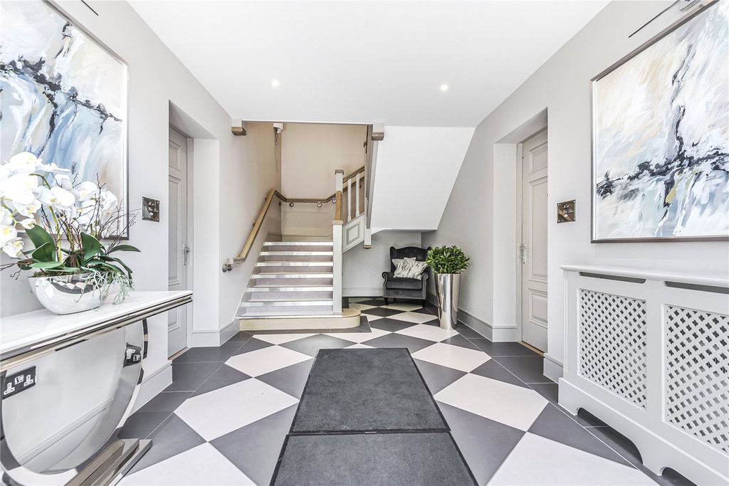 Property photo 2 of 12 Entrance Hall