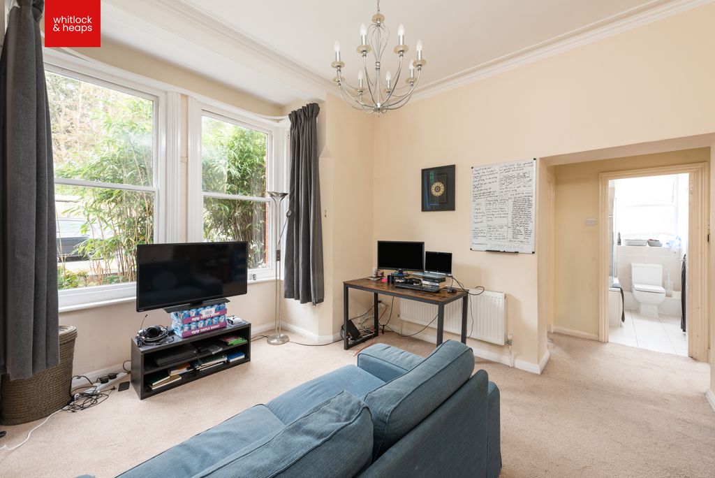 Property photo 3 of 12 liv 3