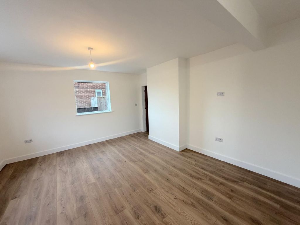 Property photo 3 of 14 Lounge