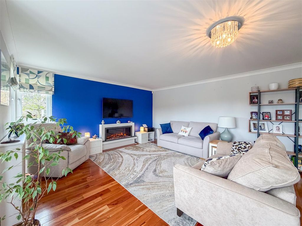 Property photo 3 of 19 Lounge