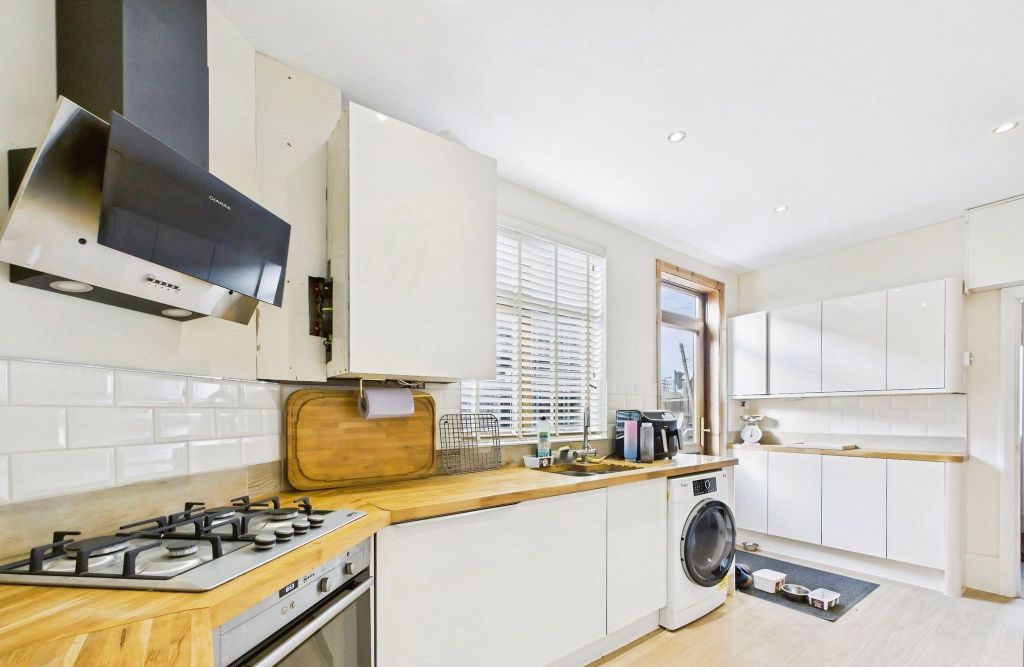 Property photo 2 of 10 Kitchen