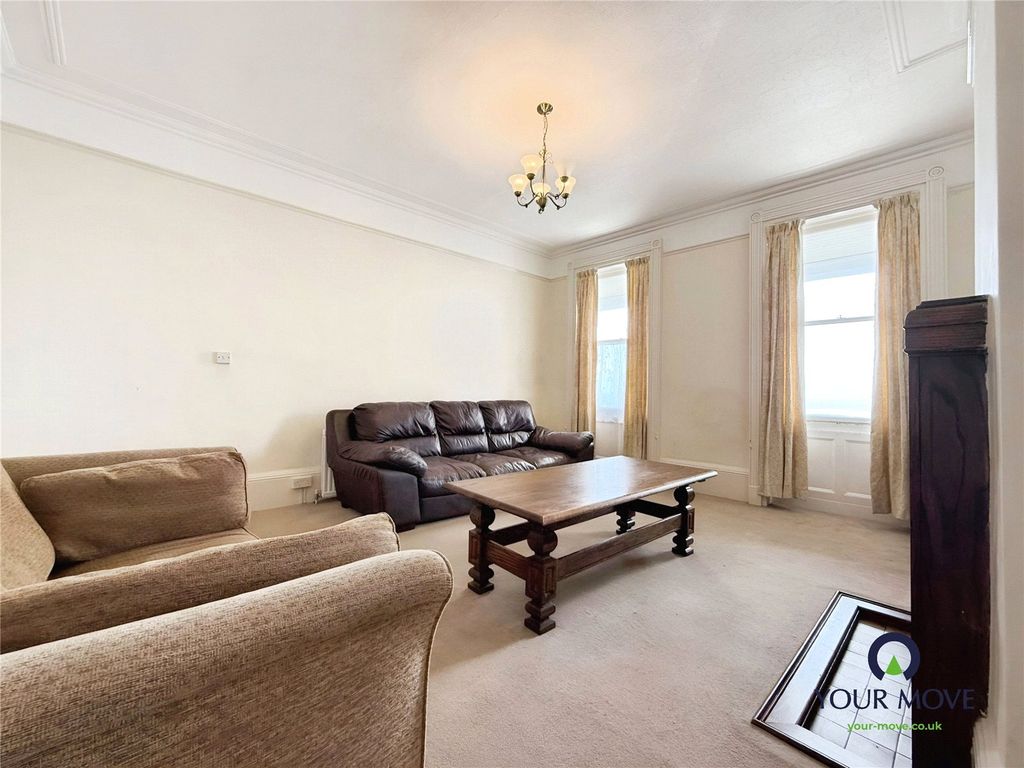 Property photo 3 of 17 Lounge
